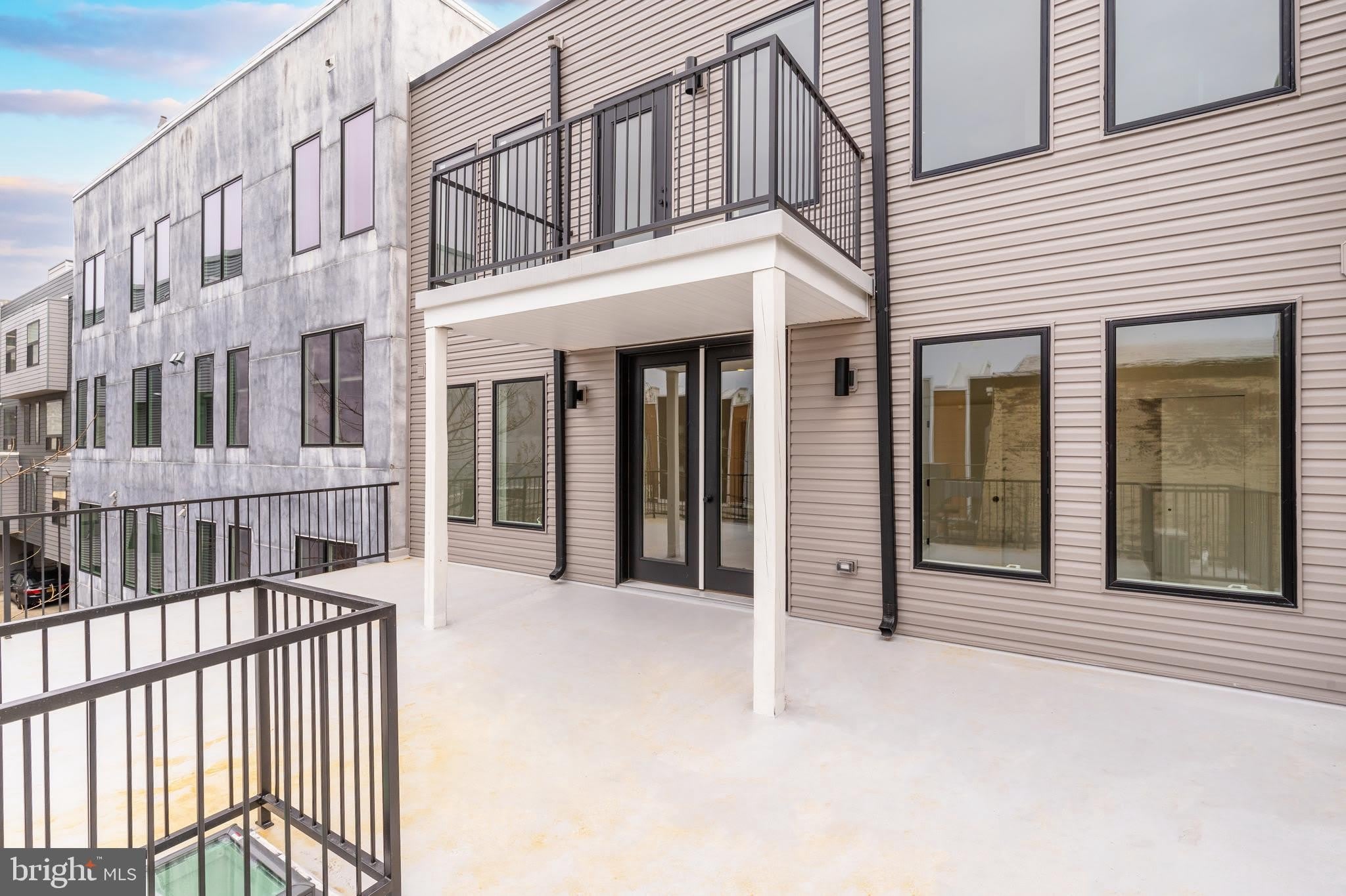 2002 FRANKFORD AVE – photo 1