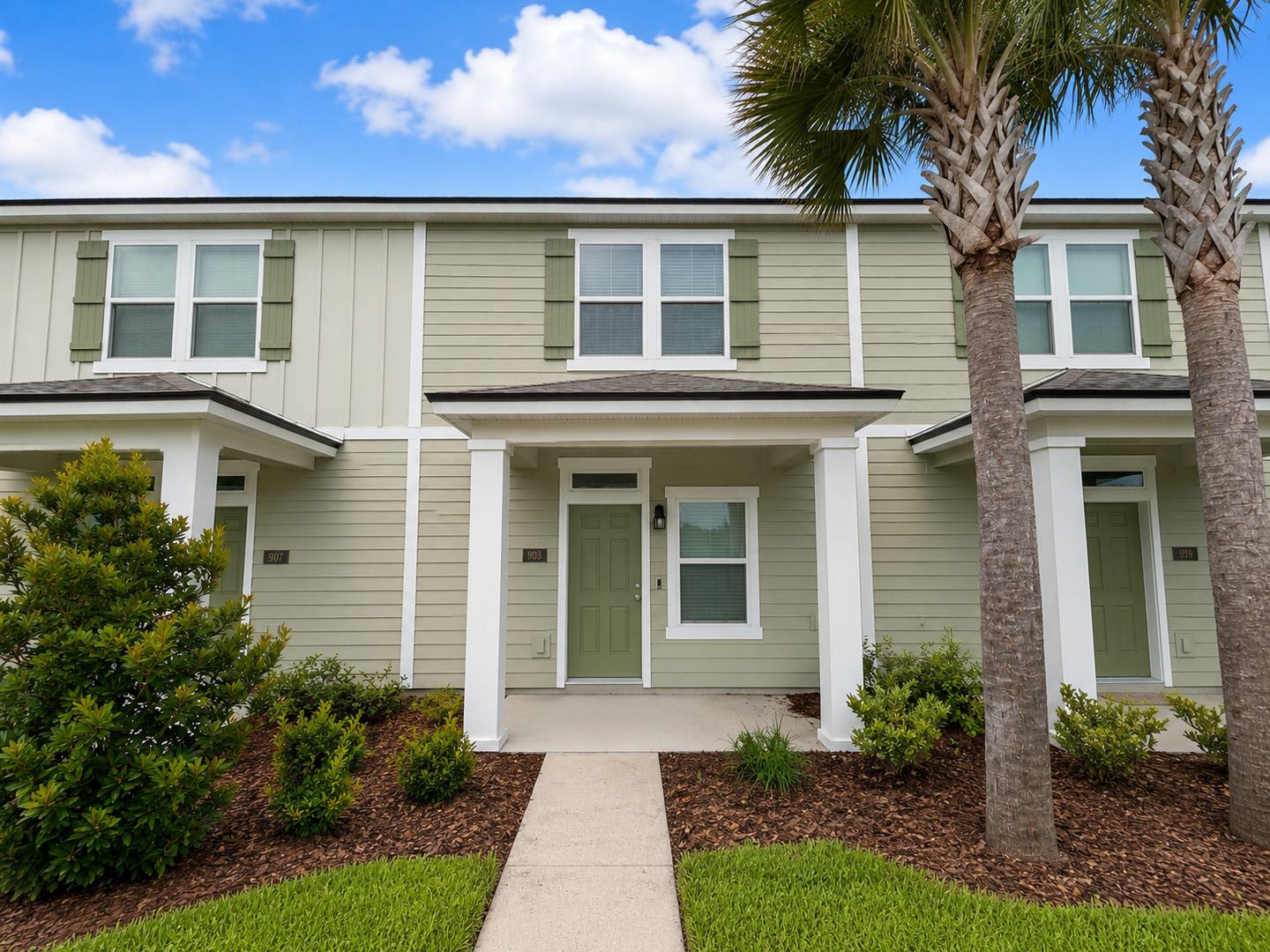2Br 2 5Ba Move In Ready With Garage In Unit Laundry Just Minutes From Oakleaf Town Center Lawn Care Included – photo 1 of 25