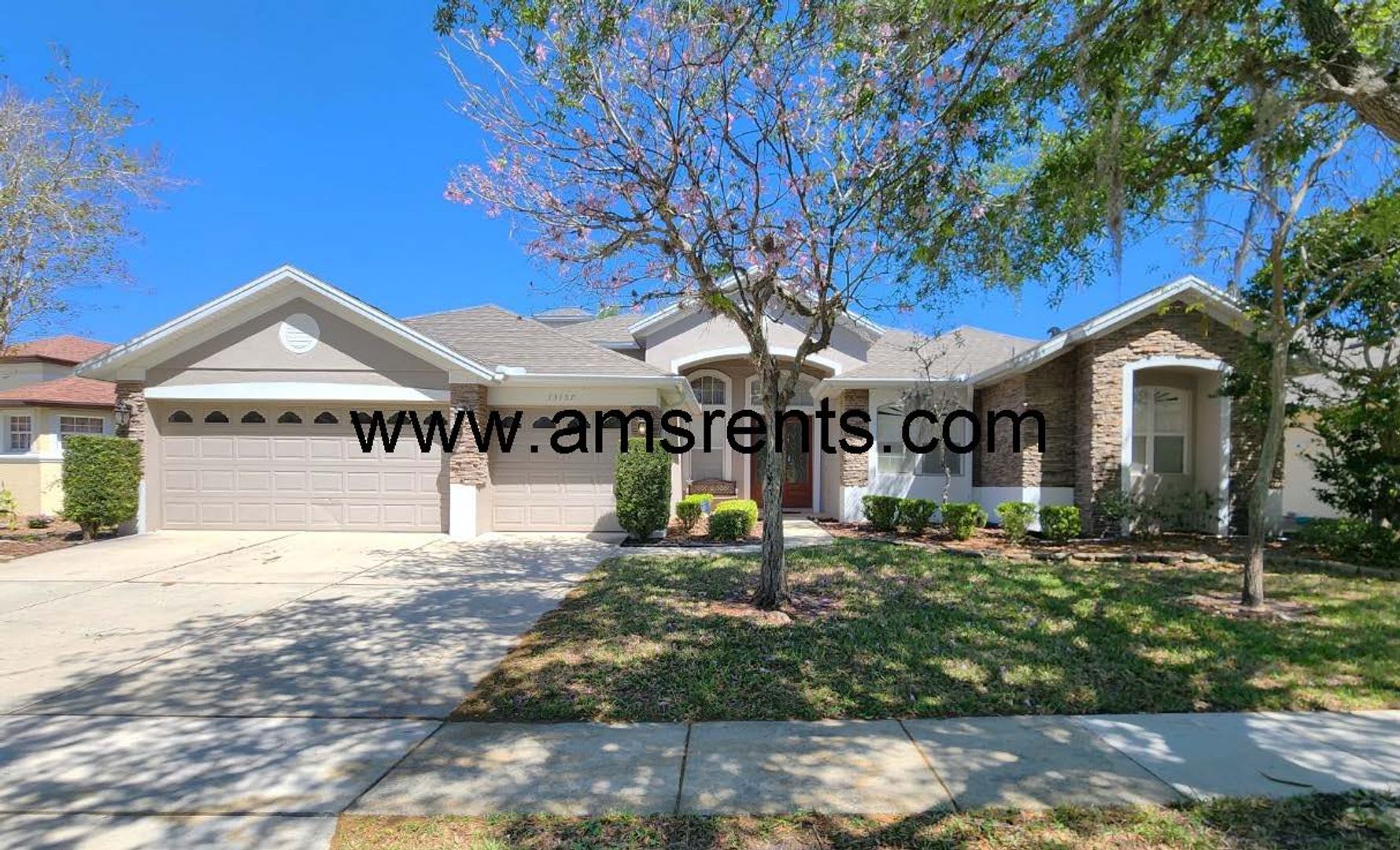 Spacious 5 Bedroom Home In Hunter Creek – photo 1