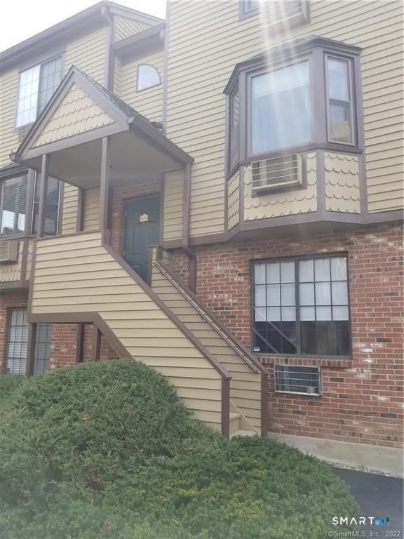 8 Oakwood Avenue – photo 1 of 9