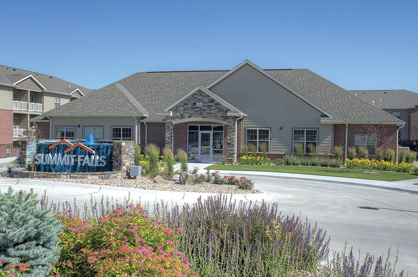 Lincoln Summit Falls Apartments & Townhomes – photo 1