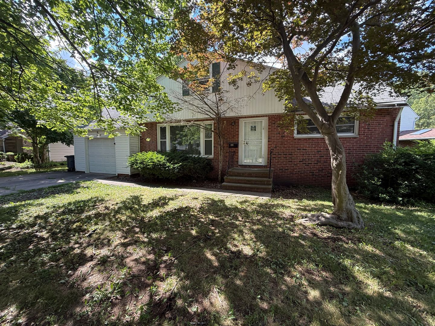Charming 4 bedroom, Single Family in Beachwood, Ohio! – photo 1