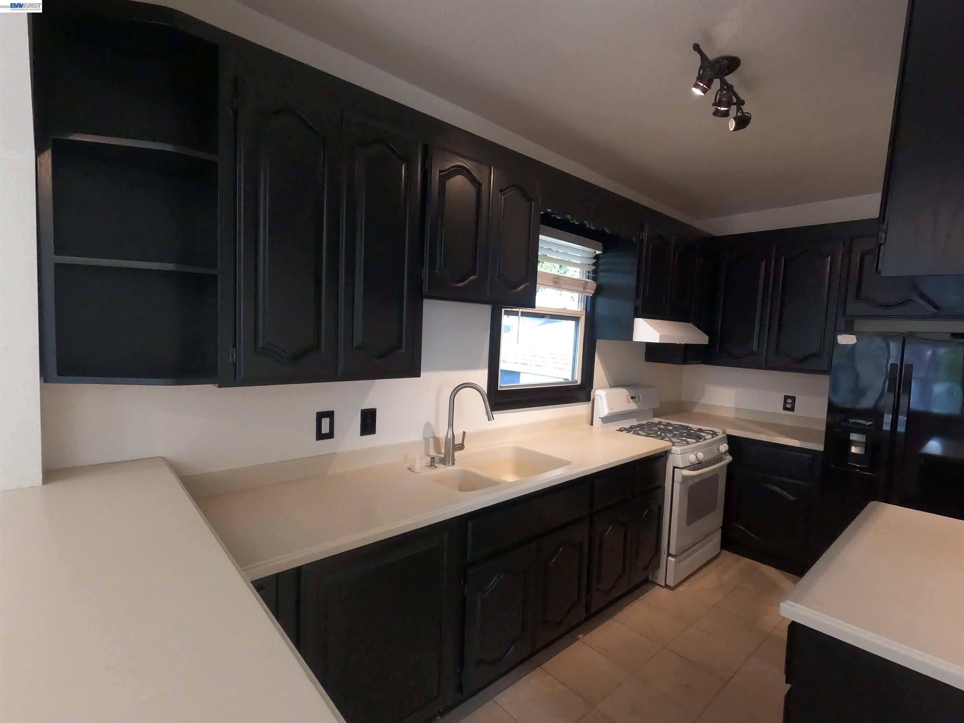 692 45Th St – photo 1