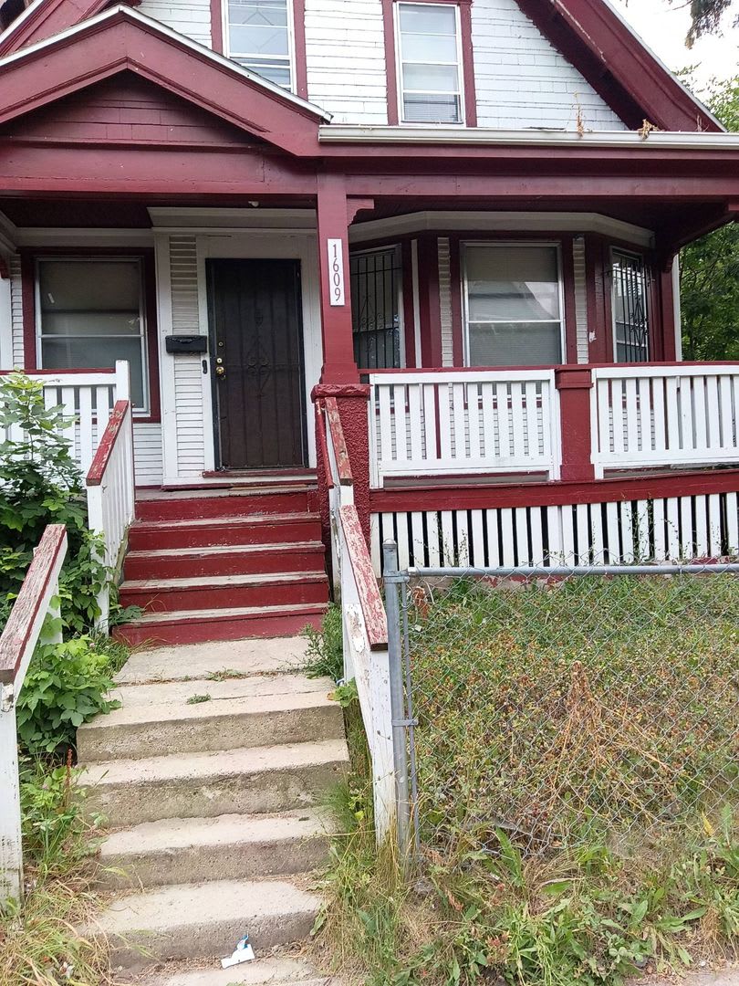 1609 W Meinecke Ave, Milwaukee, WI 53206 Single family home has 4 bedrooms! – photo 1