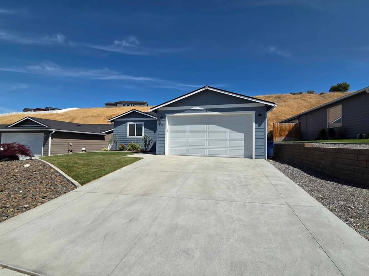 Gorgeous, 3 Bed, 2 Bath HOUSE in Coveted East Wenatchee! – photo 1 of 16