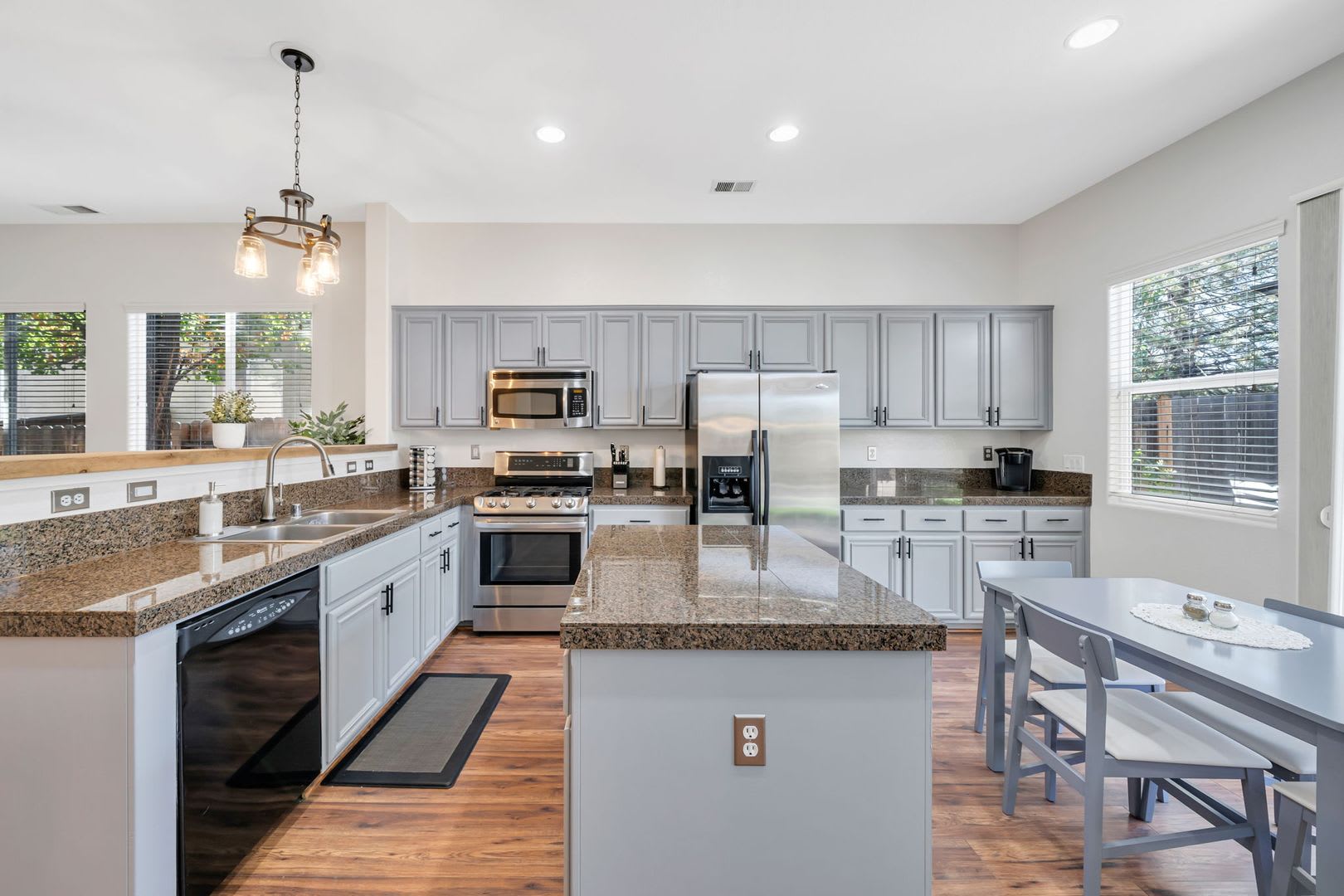South Town Fully Furnished Home! – photo 1