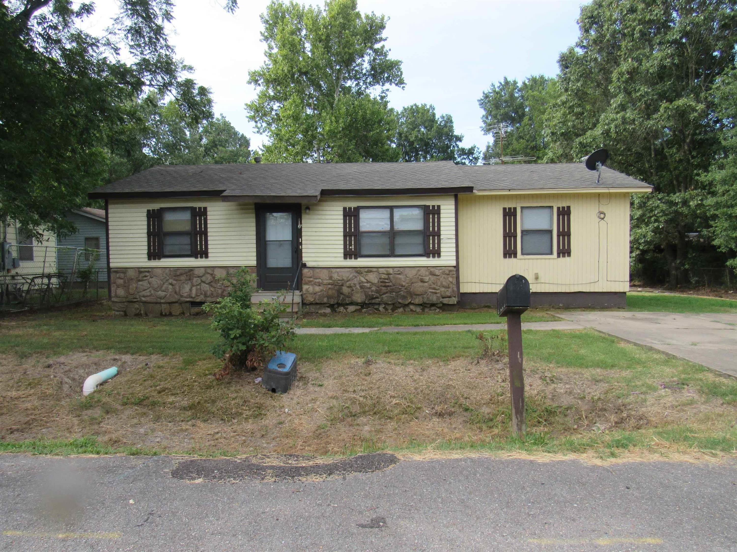 613 Hamburg Street – photo 1 of 11