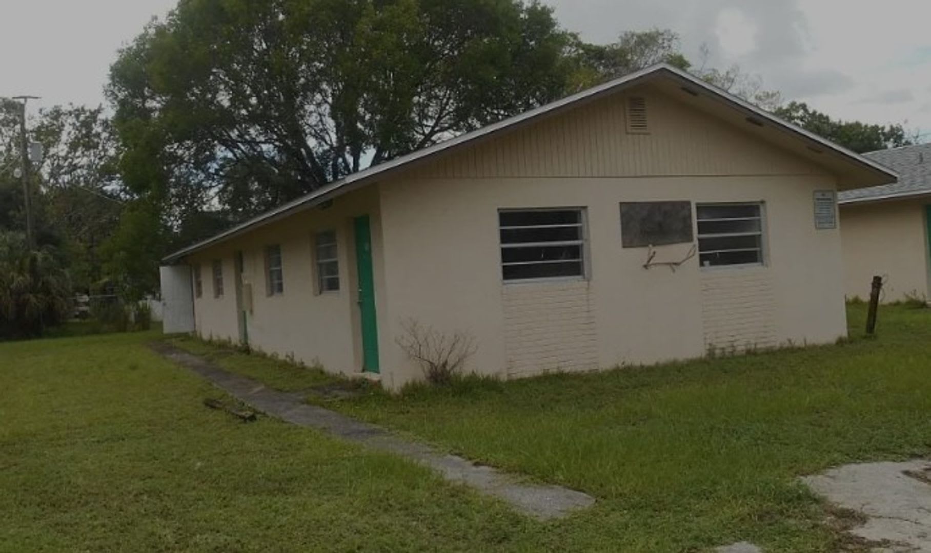 Fort Myers 2 Bed 1 Bath Unfurnished First Floor Apartment Available For A Long Term Tenant Pet Friendly – photo 1