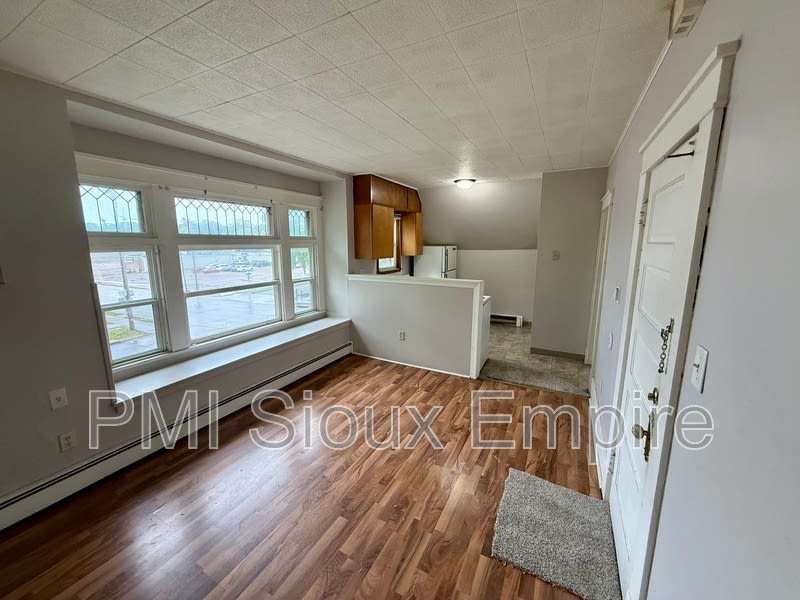 927 S Spring – photo 1