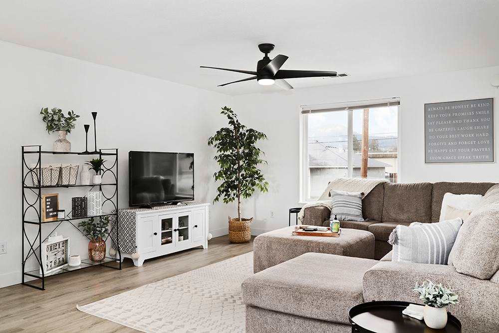 221 Northeast Steiger Street – photo 1
