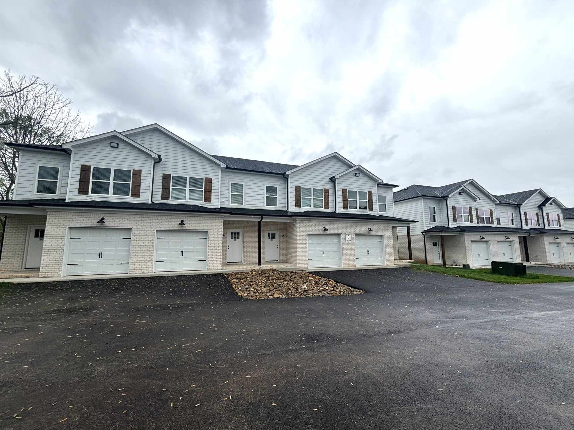 2 Bed/2.5 Bath Townhome with Garage (Trash Included) – photo 1 of 19