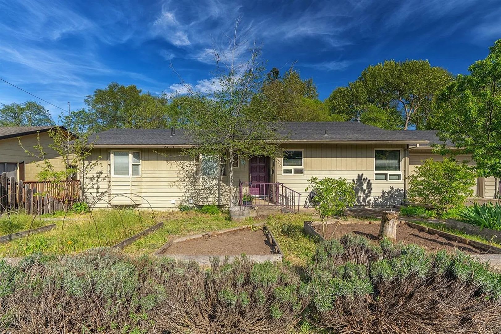 Available Now! Large Three Bedroom, 2.5 Bath Creekside home with bonus room! – photo 1