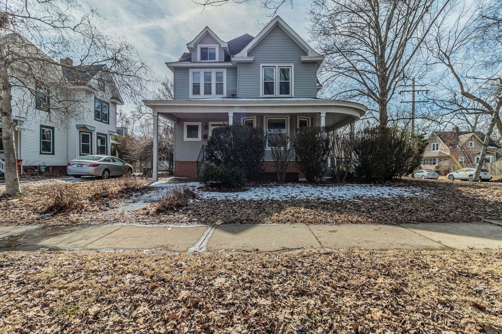 5 Bedroom 2 Bath Home Close To U Of I Mtd Lines Local Shopping Dining Available August 2026 – photo 1