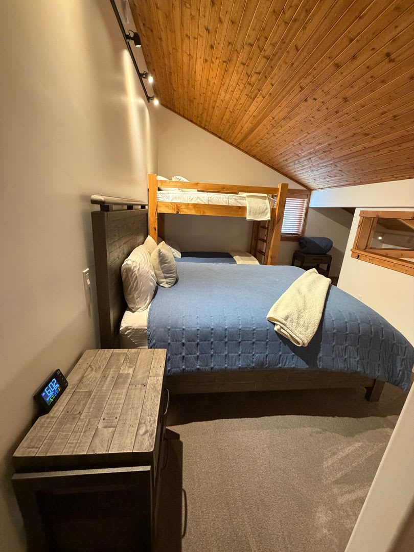 Fully Furnished 2 Bedroom Loft 2 Bath Mountain Retreat Remodeled Sunny Slopes Home 4 12 Month Lease – photo 1 of 17