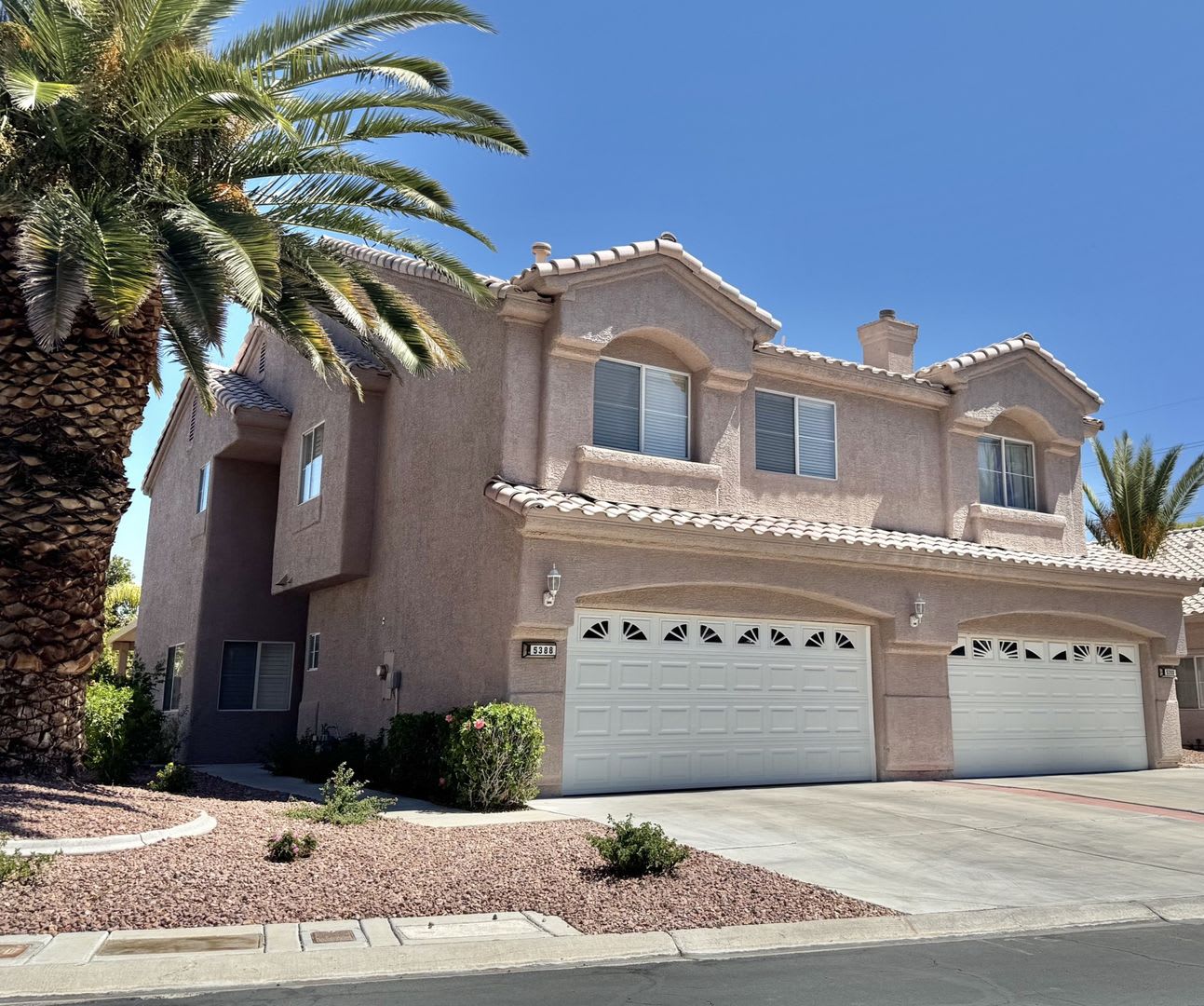 STUNNING 2 BEDROOMS 2.5 BATHROOMS TWO STORY TOWNHOUSE IN GATED COMMUNITY! – photo 1