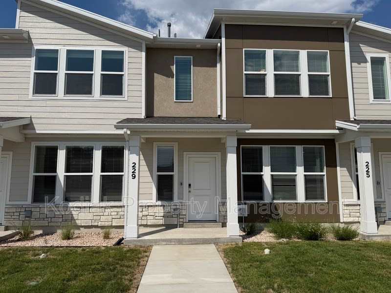 229 W 925 N – photo 1 of 23