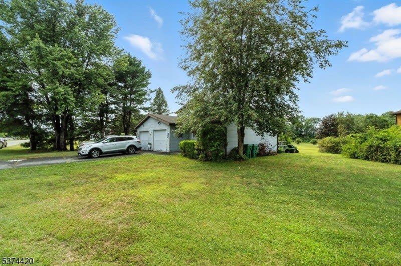 429 Lake Shore N – photo 1 of 90