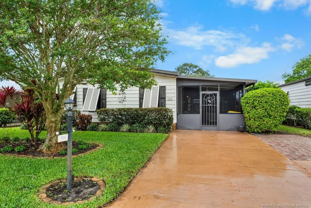 7894 SE Saratoga Drive – photo 1