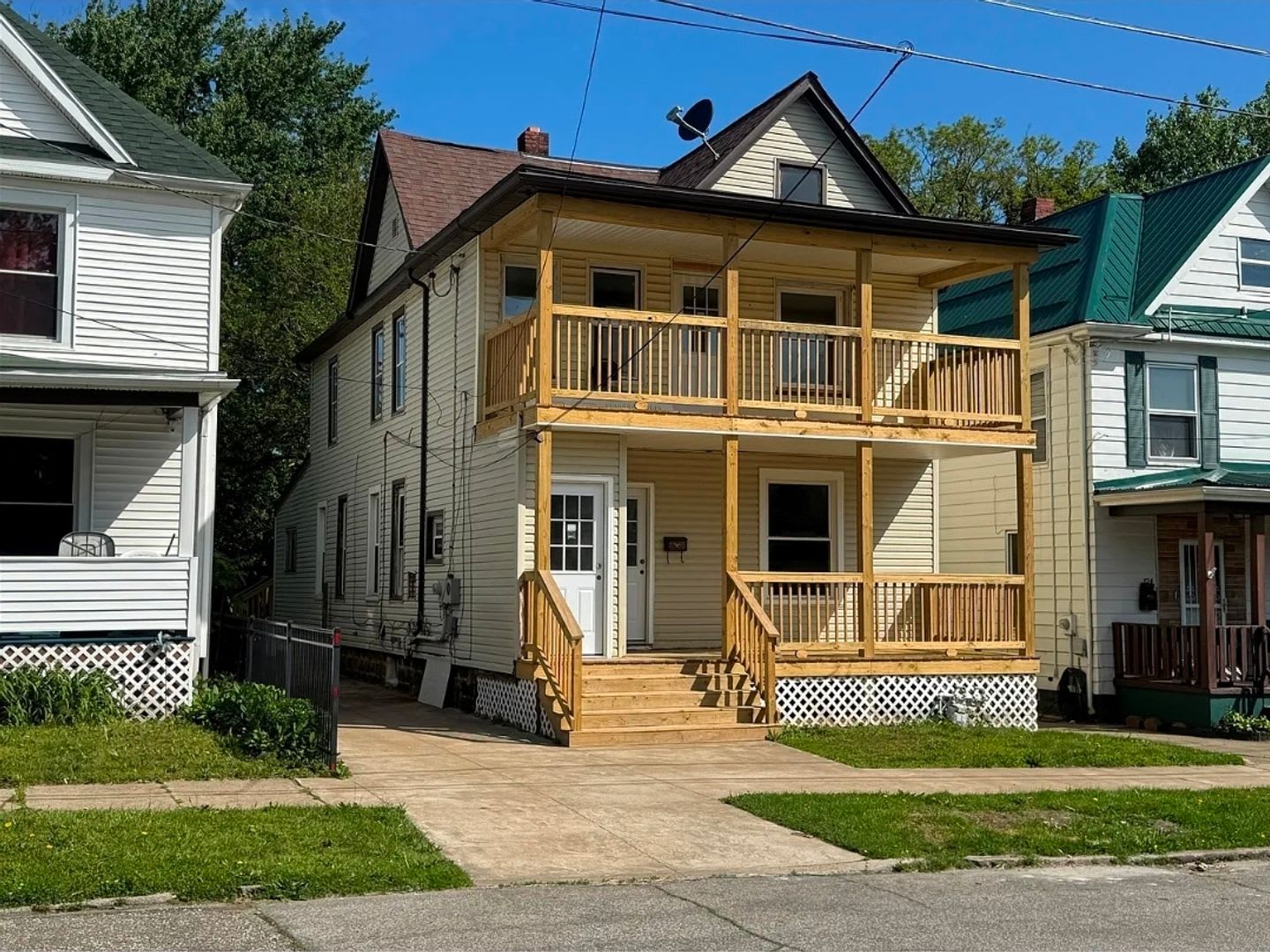 Lower newly remodeled 3 bedroom unit – photo 1