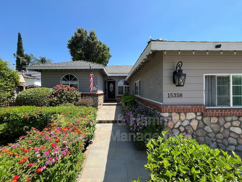 15358 Leadwell St. – photo 1