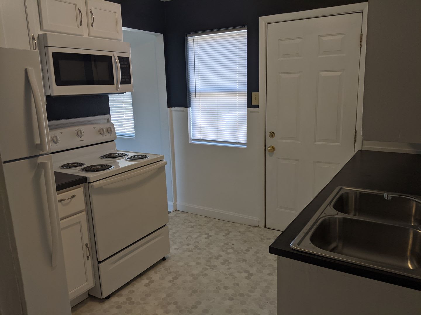1100 2 Bedroom 1 Bath Duplex Newly Remodeled Heart Of The City – photo 1