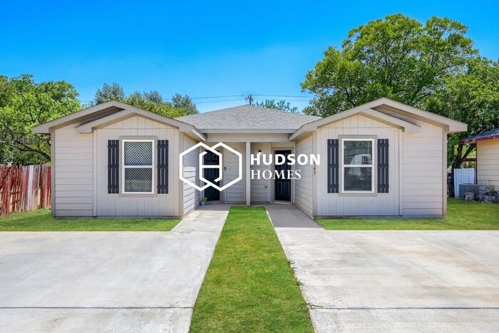 1143 Oak Street – photo 1