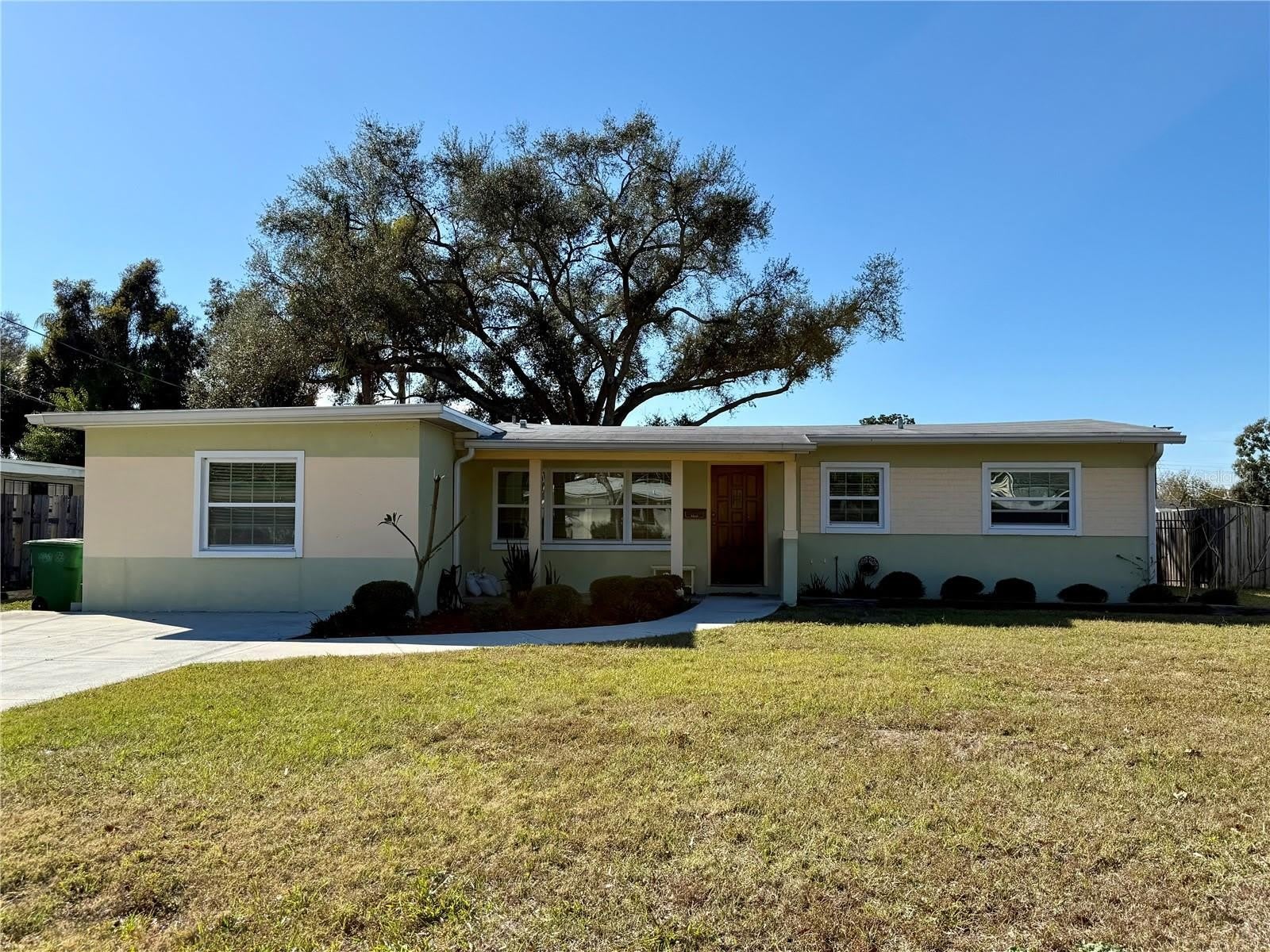 4313 S HUBERT Avenue – photo 1