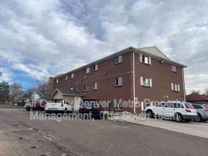 1676 Hanover St – photo 1 of 8