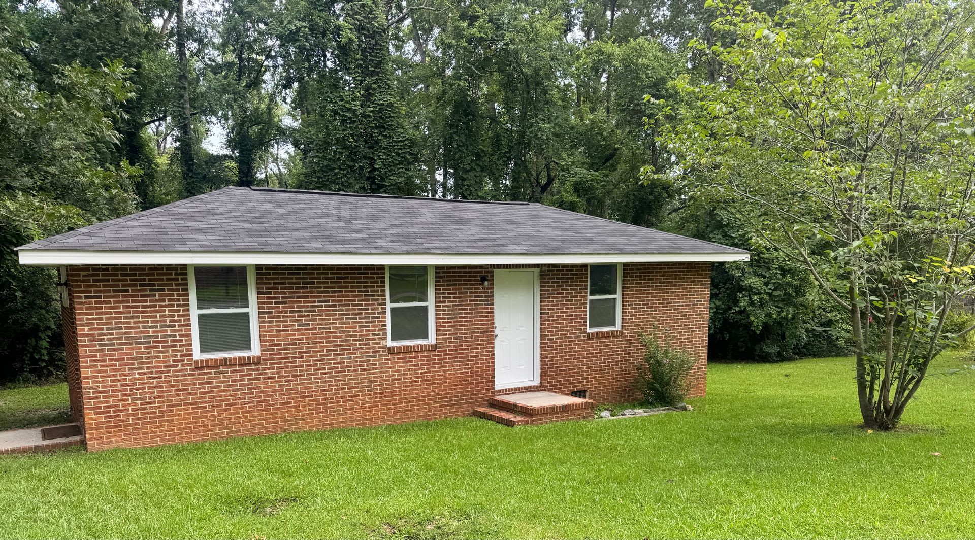 Available Now! 307 Crawford Lane in Thompson – photo 1 of 7