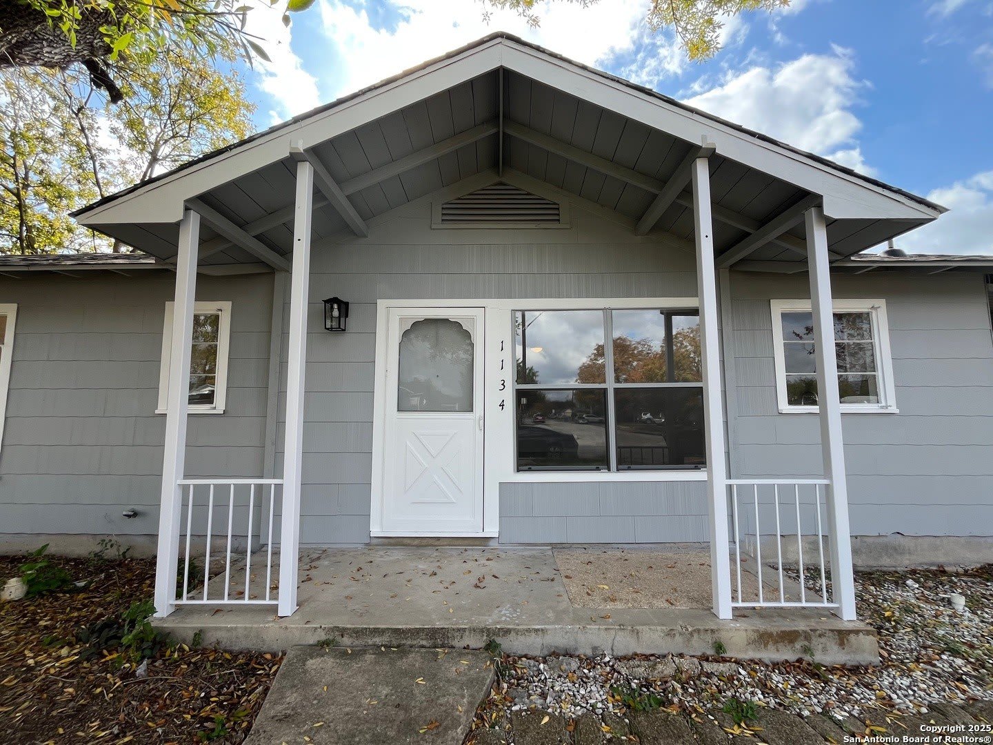 1134 W Thoraine – photo 1