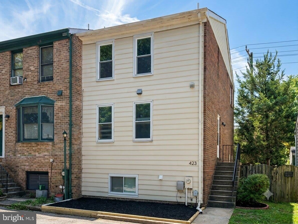 423 GORMAN AVE – photo 1 of 26