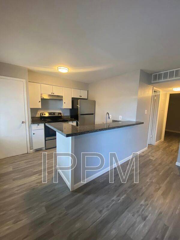 910 E. Adams – photo 1 of 8