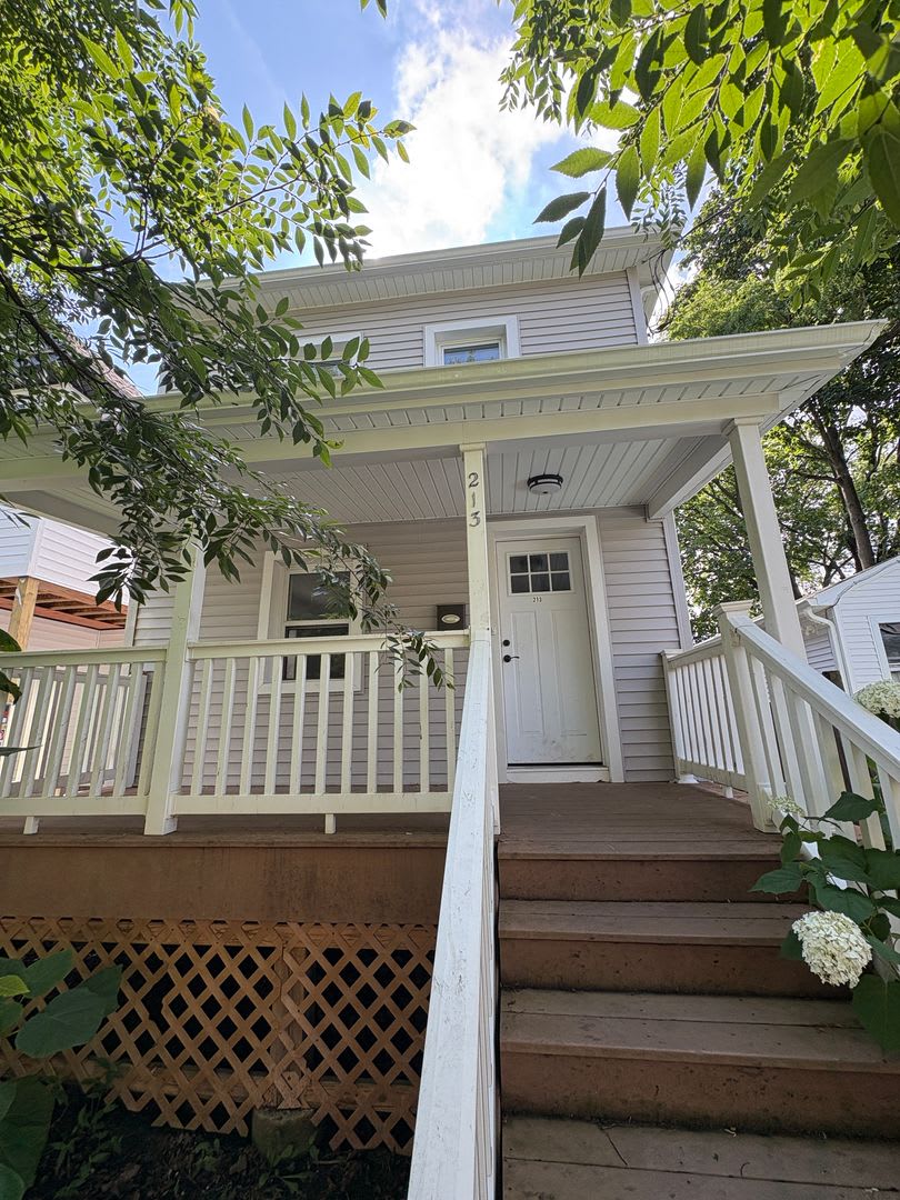 Gorgeous 3 bedroom 1 1/2 bathroom Single Family House – photo 1