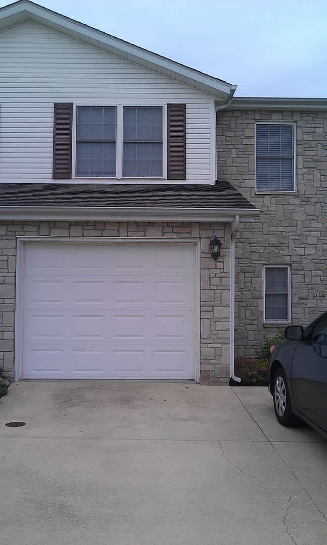 3 bedroom, 2.5 bath Townhouse: Oaklawn Park! Available this October! – photo 1