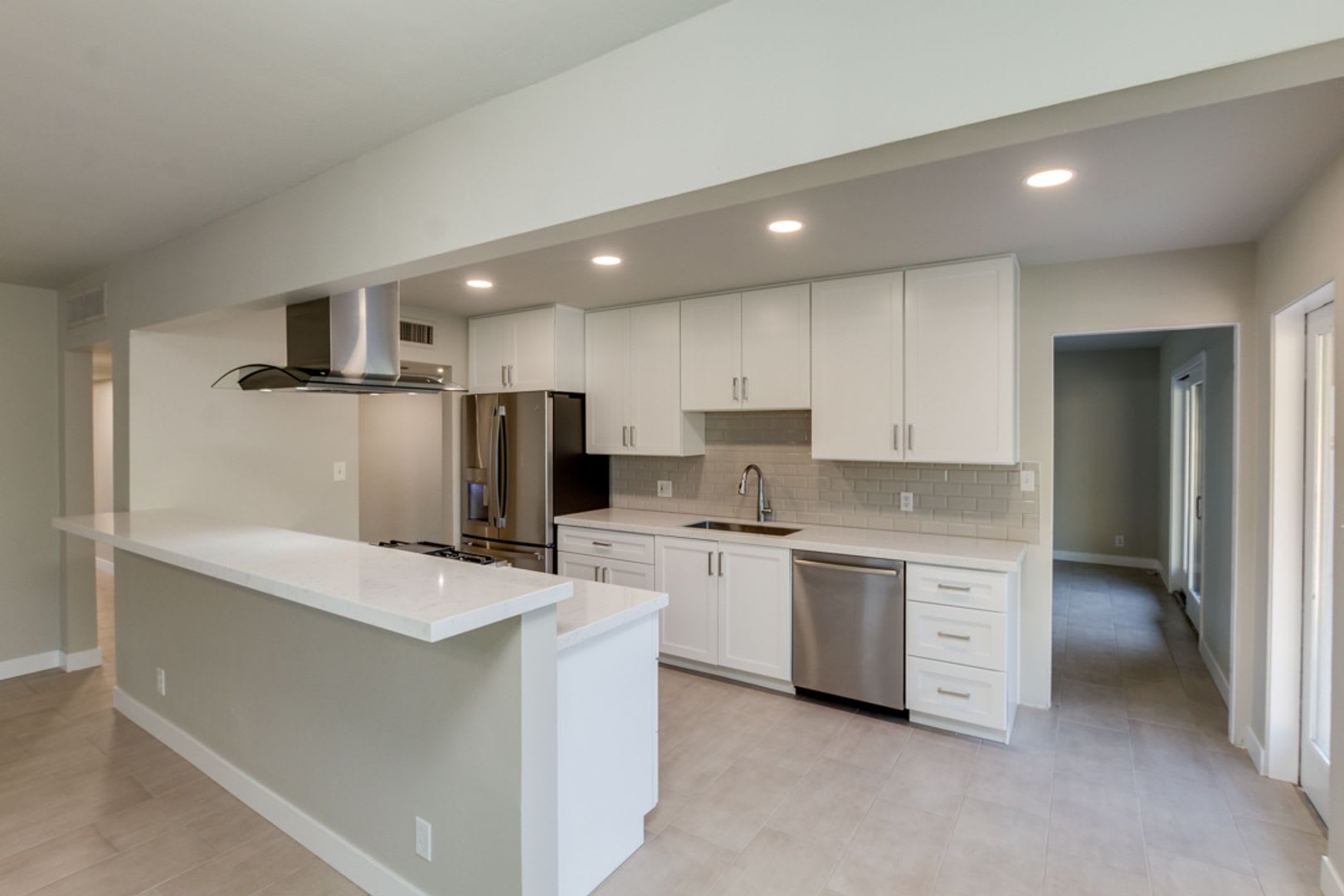 4 Bedroom 3 Baths Includes 2 Master Suites Just 1 Mile From Asu – photo 1