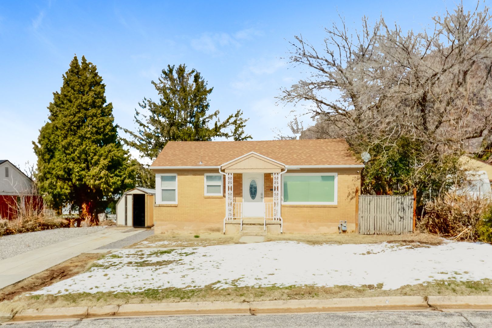 Comfortable 2 Bed 2 Bath Pet Friendly Home With Central Air Cozy Flooring Available Now – photo 1