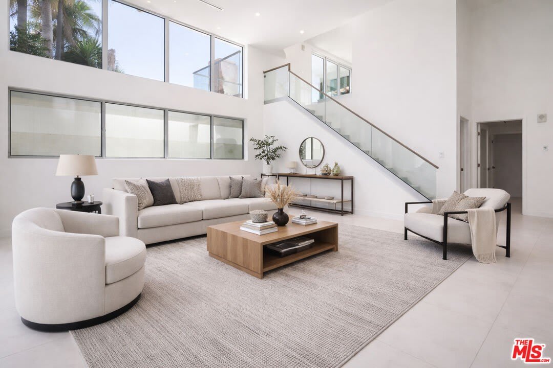 621 N Kings Rd – photo 1 of 14