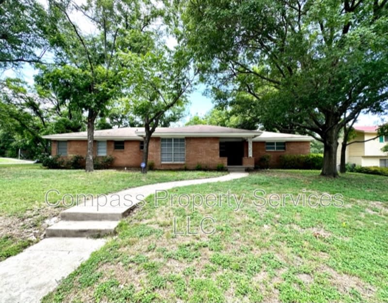 1400 Royal Oaks Dr – photo 1