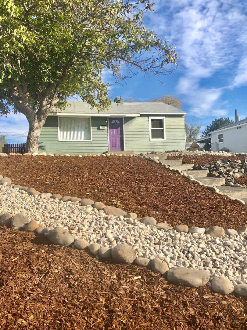 Cute 2 Bed 1 Bath Home in Knolls Vista! – photo 1