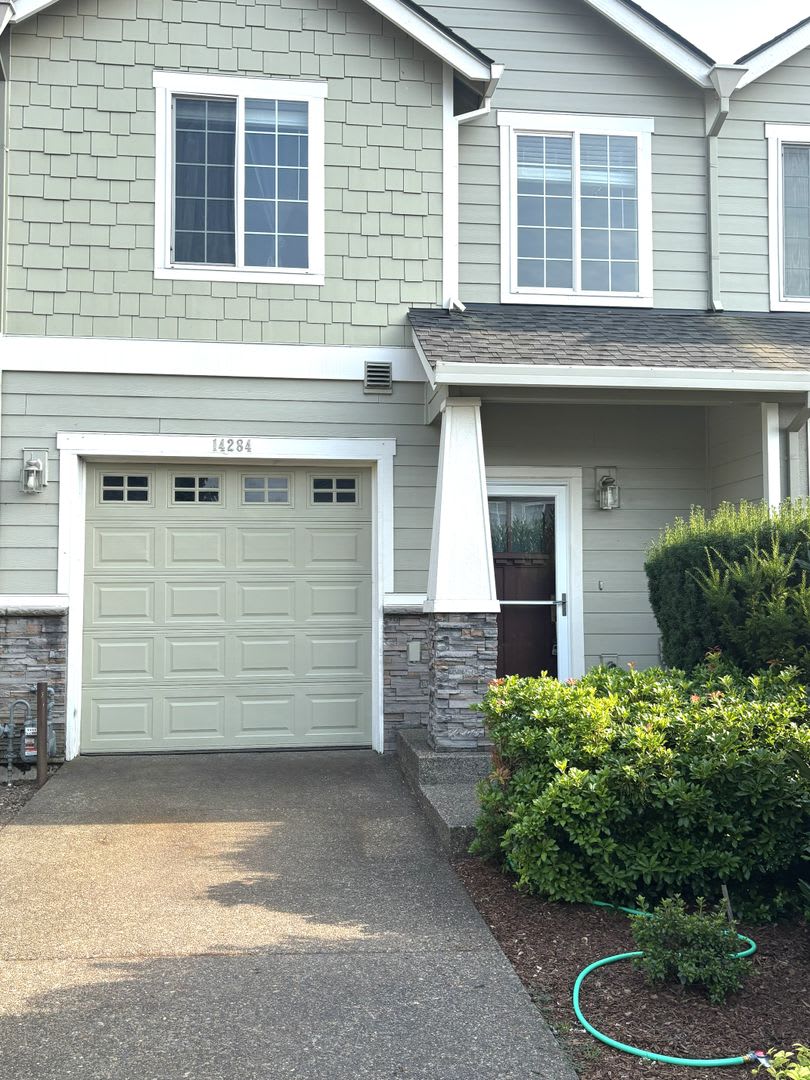 Great Location! Well maintained Townhome, one car garage, fenced backyard! – photo 1