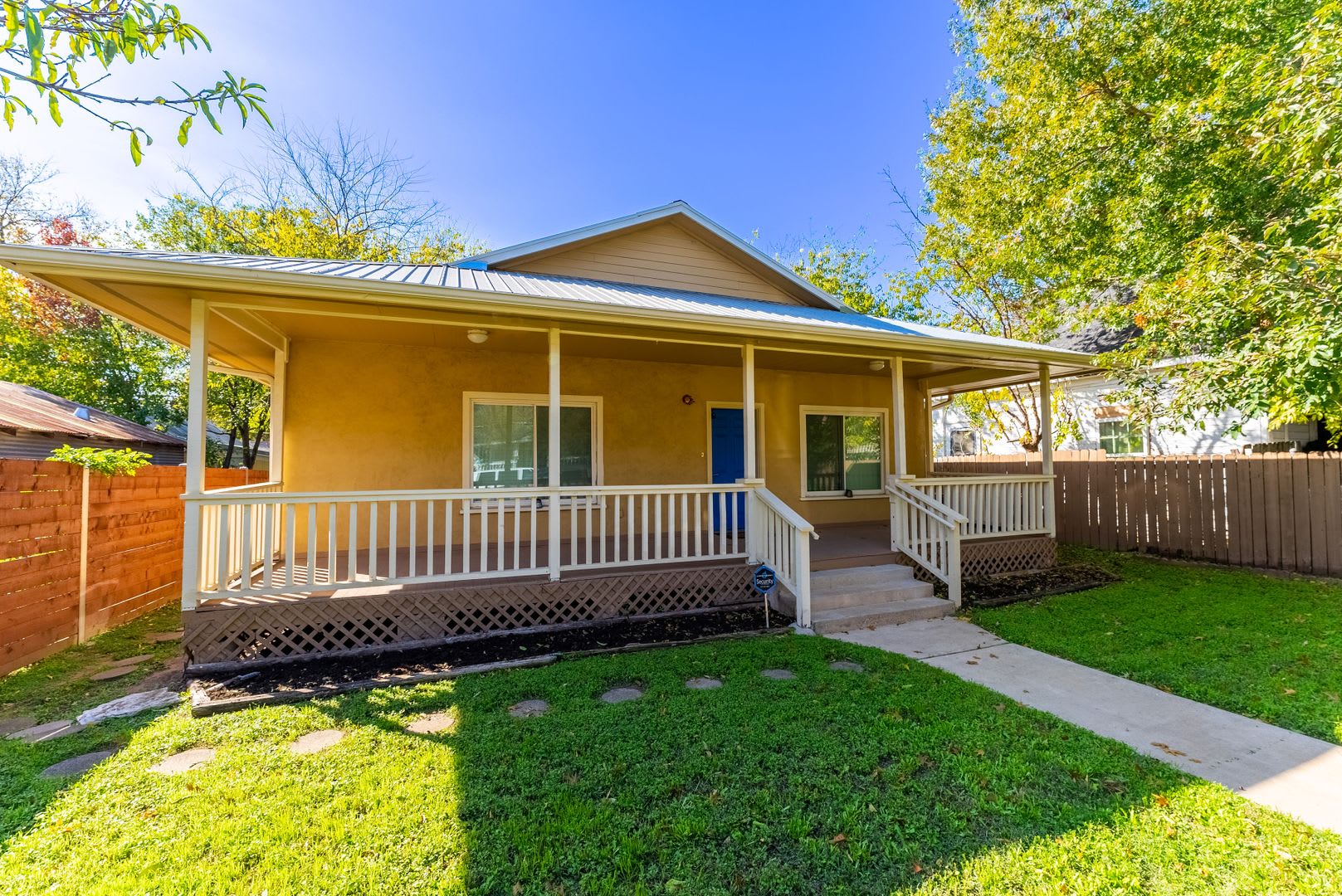 Captivating 3 Bedroom, 2 Bathroom, One-Story Retreat near Downtown ATX!!! – photo 1