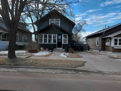 304 3rd Ave NE – photo 1 of 2