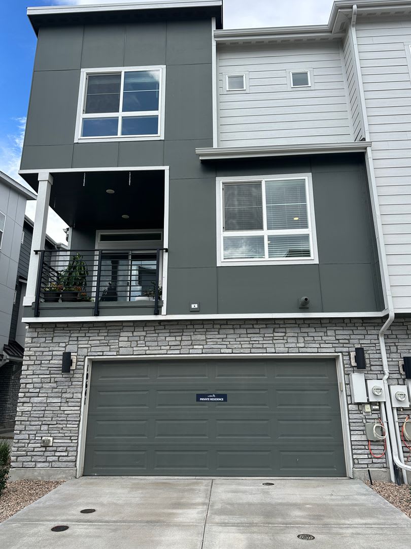 Modern Victory Ridge Townhouse with Mountain Views & 2-Car Garage – photo 1