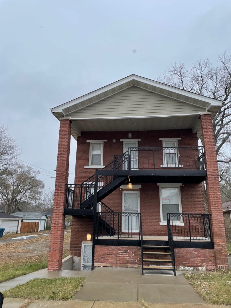 Updated 2 Bedroom Apartment – photo 1 of 9