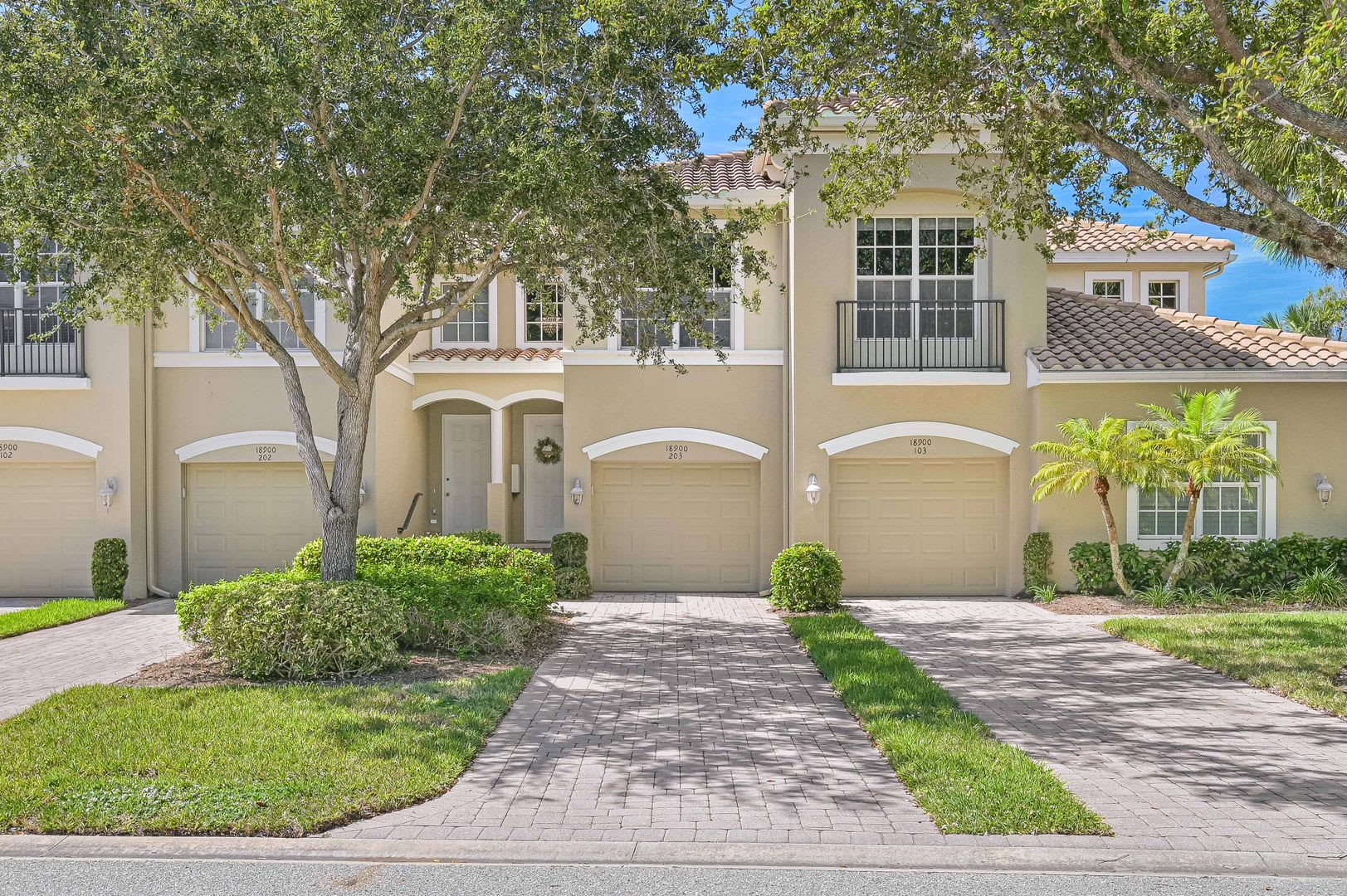 Now Available Unfurnished Townhome 3 2 In Shadow Wood – photo 1