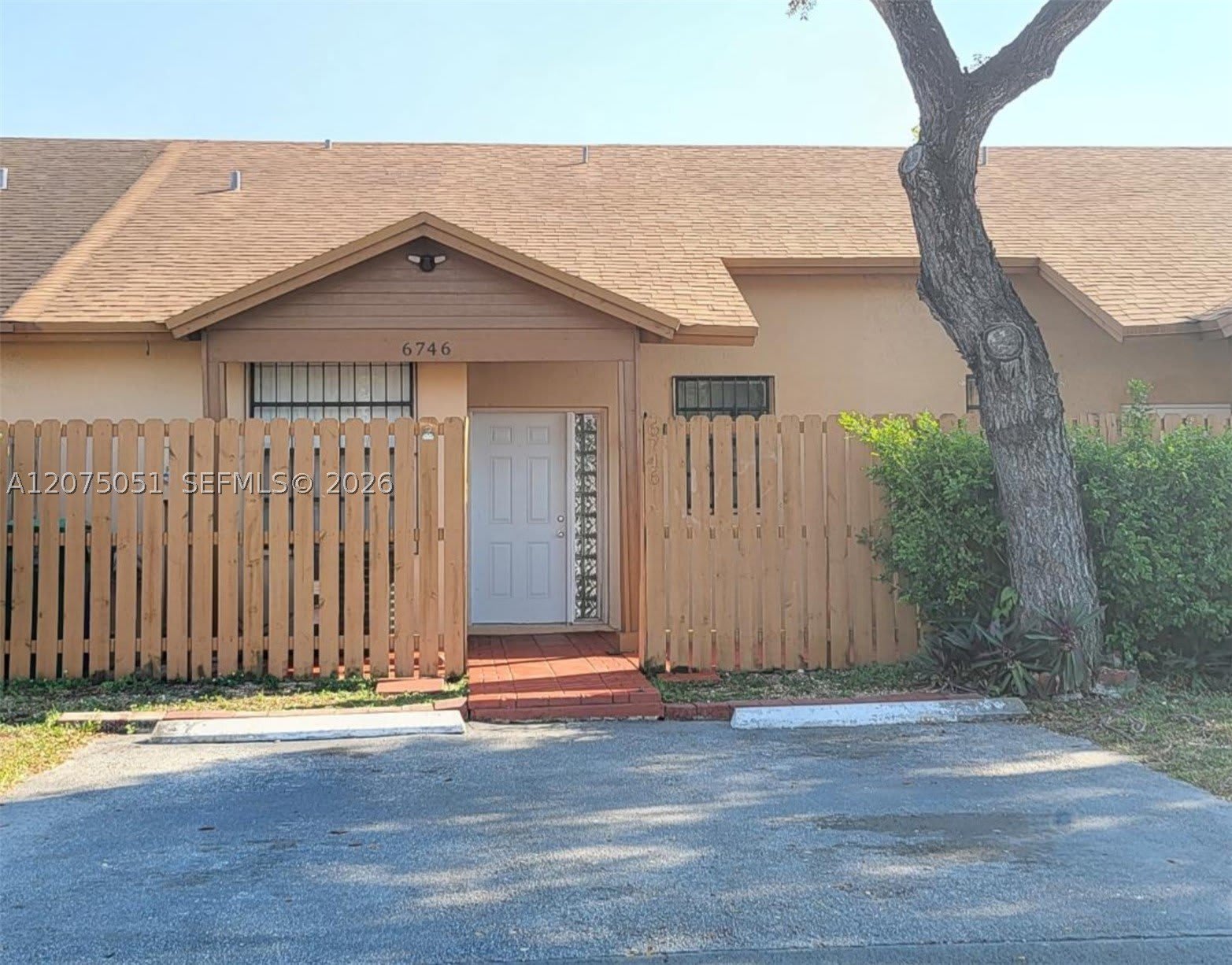 6746 NW 188th Ter – photo 1