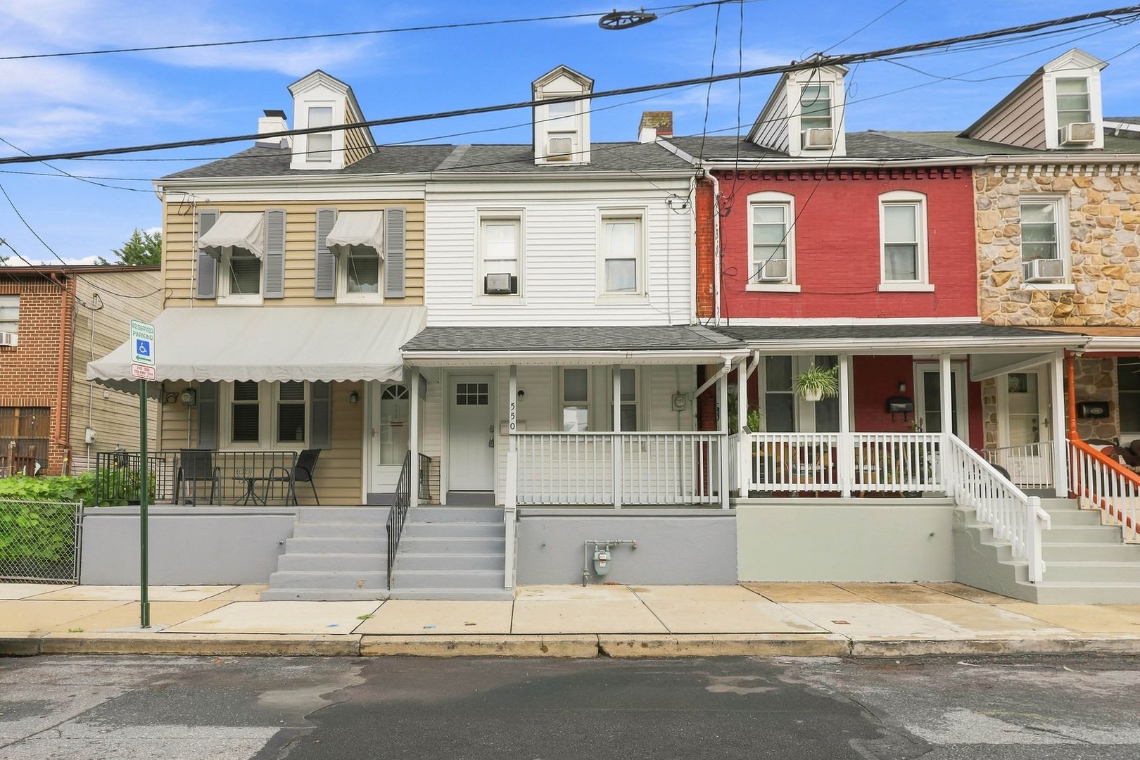 Beautiful 3 Bed 1 Bath Available Now – photo 1