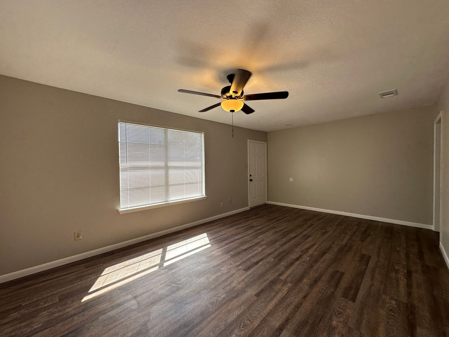 Duplex LEASING SPECIAL! – photo 1
