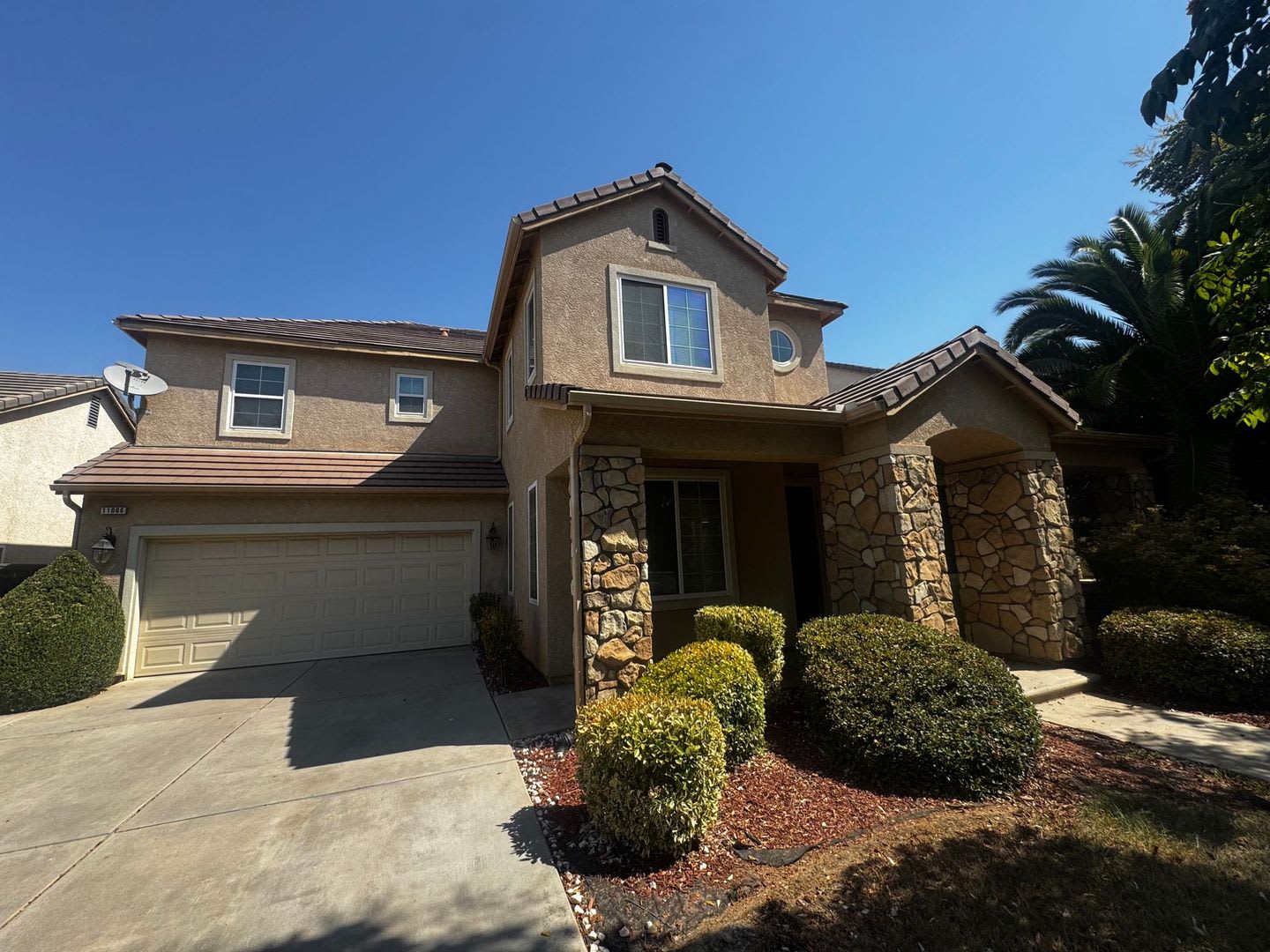 SPECIAL: $200 OFF SECOND MONTH'S RENT! Amazing 5 Bedroom House – photo 1