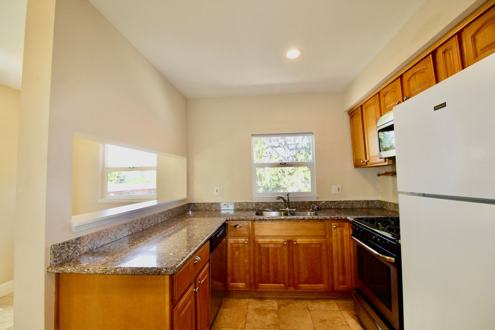 Two story unit w/ spiral staircase blocks from downtown Berkeley! In unit washer dryer! – photo 1